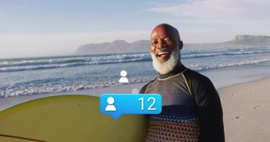 Sörfçü elinde sörf tahtası ile baloncuğun 95 'e yükselmesini izliyor ve pazarlama için konfetilerin büyüdüğünü gösteriyor. Plaj, okyanus, gün doğumu, mutluluk, canlılık, kutlama, yaşam tarzı