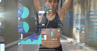 Kadın koşucu kollarını yukarı kaldırıyor ve fitness performansı için yüzen veri tablolarını etkinleştiriyor. Sporcu, fitness, teknoloji, hareket, kararlılık, şehir, spor giyim