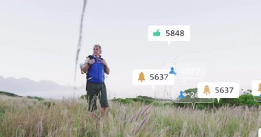 Kayışları tutan yürüyüşçü, pazarlama sezgileri için dönen yüzen bildirim simgelerini başlatıyor. Macera, keşif, vahşi doğa, dijital, bağlantı, açık hava, huzur