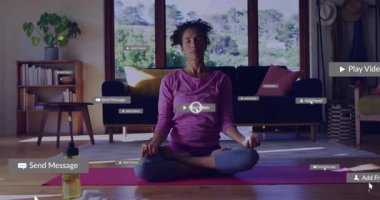 Bir kadın oturmuş meditasyon yapıyor, oyun tuşuna basıyor ve sosyal medyanın dikkatini simgelerle dağıtıyor. Rahatlama, farkındalık, dijital aşırı yüklenme, dinginlik, ev ortamı, refah, konsantrasyon