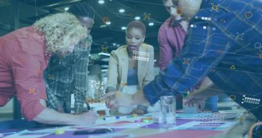 Ofisteki masada renkli kumaş örnekleri düzenleyen tasarım ekibi, animasyon düğümleri ve veri şebekeleri üretiyor. İşbirliği, beyin fırtınası, takım çalışması, yenilik, yaratıcı, profesyonel, modern