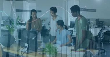 Oturan takım üyesi fare klavye takımına tıklayarak finansal analiz sırasında çizelgelere işaret ediyor. İşbirliği, takım çalışması, veri analizi, iş sunumu, şirket, modern ofis, profesyonel