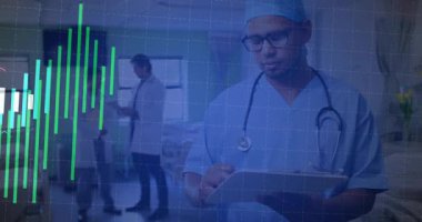 Muayene odasında panoya yazı yazan erkek doktor sağlık analizi için barlar ve trend çizgileri oluşturuyor. Tıbbi, sağlık, veri, analiz, profesyonellik, yenilik, teşhis