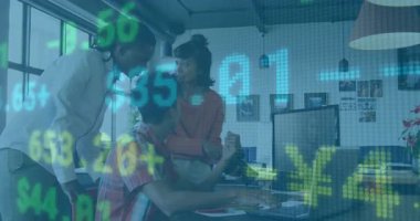 Ekip dizüstü bilgisayarda para akışı örtüşen, trendleri gösteren ve akıllı telefondan doğrulayan bir yazı yazıyor. İşbirliği, analitik, teknoloji, çalışma alanı, yenilik, takım çalışması, veri