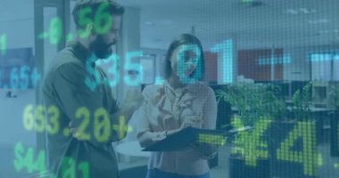 Meslektaşlar finans rakamlarını sorguluyor ve yüzen ve değişen renklerle verileri analiz ediyorlar. İşbirliği, analitik, takım çalışması, iş, dijital, modern, büyüme