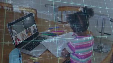 Veri satırı kaydırma işlemi olarak çevrimiçi öğrenme için kalem aranan gruba giriş yapan kız. Eğitim, uzaktan eğitim, teknoloji, çocuklar, sınıf, dijital, iletişim