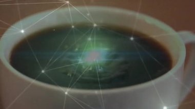 Kahve fincanının içine damlatan damla dalgalanmalar başlatıyor ve ağ titreşimleri bağlantıyı gösteriyor. Teknoloji, yenilik, modern, soyut, dijital, iletişim, görselleştirme