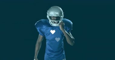 Futbolcu koşu yapıyor ve kask takıyor. Kalp atışları, kalp atışlarının zayıfladığını gösteriyor. Atletizm, spor giyim, hareket, dijital grafikler, sağlık, kararlılık, güç