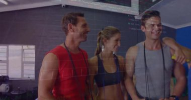 Spor takımı ağırlık rafında toplanıyor, dördüncü kadın kollarını sıvıyor ve beşinci de grafikler yükseliyor. Spor, takım çalışması, motivasyon, güç, ilerleme, canlılık, yoldaşlık