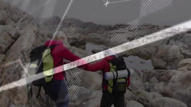 Dişi yürüyüşçü elini uzatıyor ve erkek partnere açık havada güvenli bir yolculuk için havuz kayalarından aşağı doğru rehberlik ediyor. Macera, ortaklık, dayanıklılık, keşif, kırsal, dinamik, manzaralı