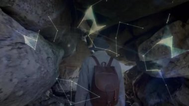 Kâşif mağaraya giriyor ve keşif için dönen bir küre oluşturuyor. Macera, keşif, yenilik, dijital, geleceksel, engebeli, manzara