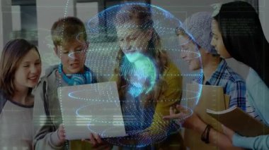 Genç öğrenci laptopunu açıp öğrenme için spiral halkaları olan dünyayı ortaya çıkarıyor. İşbirliği, eğitim, yenilik, gelecek, teknoloji, takım çalışması, gençlik