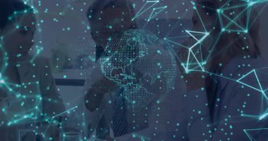 İş adamları toplantı sırasında parlayan düğümleri ve dönen dünyayı tartışmayı başlatıyorlar. İşbirliği, yenilik, ağ oluşturma, fütürizm, takım çalışması, şirket, teknoloji