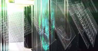 Başlangıçta, veri sütunu sunucu rafları içinde maddeleşiyor, paneller dönüyor, ağ bilgisini gösteriyor. Teknoloji, siber güvenlik, dijital, geleceksel, yenilik, veri, altyapı