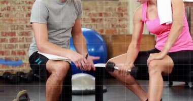 Beden eğitimi eğitmeni yedek kulübesinde biceps kıvrım tekniği öğretiyor, müşteri dambılı kaldırıyor not alıyor. Kişisel eğitim, fitness koçluğu, beden eğitimi, dayanıklılık eğitimi, egzersiz, profesyonel, öğretici