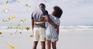 Kafasını çeviren çift kıyıya bakarken, sol vitrin pazarlamasından altın yıldızlar kayıyor. Romantizm, sükunet, birlik, kutlama, zarafet, uyum, sükunet