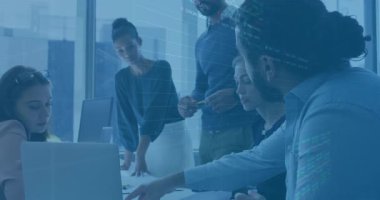 İş ekibi laptopta veri kaydırıyor, toplantı sırasında yüzen grafikler ve kod örtüleri oluşturuyor. İşbirliği, takım çalışması, veri analizi, modern ofis, profesyonel çevre, iş tartışması, dijital içgörü