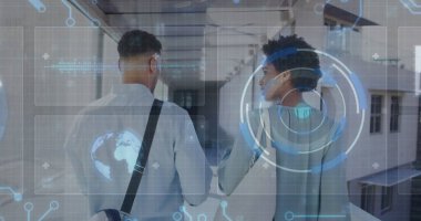 Çanta taşıyan ve holografik arayüzü olan cam pencereli koridoru keşfeden iş arkadaşları. Modern, teknoloji, işbirliği, yenilik, kurumsal, fütürist, ağ oluşturma