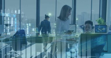 Tablet ve monitörleri gösteren açık planlı ofiste oturan orta seviye bir kadına danışmanlık yapmak. İşbirliği, takım çalışması, şirket, üretkenlik, modern, ilerleme, analitik