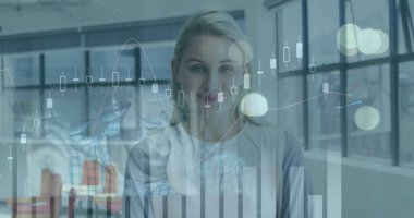 Gülümseyen yönetici, sanayi pencerelerine şamdan verileri yansıtıyor, çizgi ve çubuk çizelgeleri gösteriyor. Kurumsal, analitik, modern, finans, işbirliği, profesyonel, teknoloji