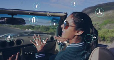 Kırsal yolda üstü açık bir arabada, üzerinde veri örtüsü olan kazaklı bir kadın konuşuyor. Kopya alanı. Otomobil, seyahat, eğlence, modern, teknoloji, macera, manzara