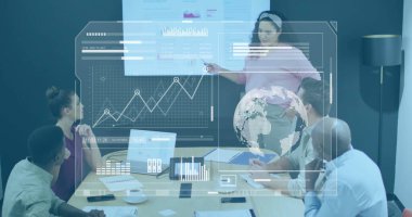 Pembe bluzlu sunucu ofiste yükselen grafiği dizüstü bilgisayarlarla, üstlerle, kopyalama alanlarıyla gösteriyor. Şirket, takım çalışması, veri, yenilik, işbirliği, modern, profesyonel