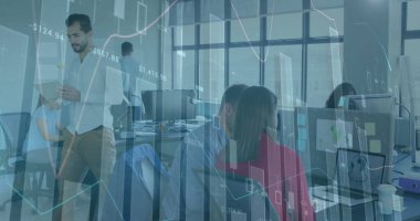 Veri örtüsünü gözden geçirme, iş gündelik tutuş tabletinin mali analisti monitörlerle birlikte. Şirket, takım çalışması, analitik, modern, profesyonel, teknoloji, işbirliği