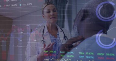 Steteskoplu doktor klinikte boynuna dokunan önlüklü adamı değerlendiriyor. Tıbbi, profesyonel, dijital, analiz, sağlık, teknoloji, danışma