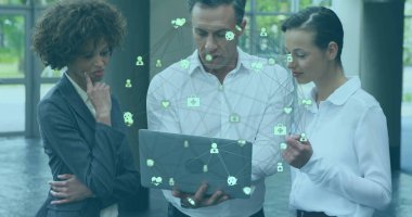 Takım elbiseli profesyoneller lobide veri görselleştirmesini inceliyor, dizüstü bilgisayarları ve simgeleri var. İşbirliği, takım çalışması, yenilik, bağlantı, şirket, konferans, modern