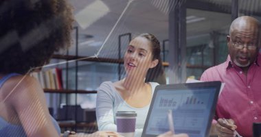 Pembe gömlekli yönetici ve meslektaşları toplantı masasında verileri analiz ediyorlar. Laptop ve belgelerle. İşbirliği, takım çalışması, modernlik, analitik, iş, yenilik, iletişim