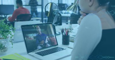 Modern ofis ortamında dizüstü bilgisayar kullanan kişi. Teknoloji, dijital, işyeri, profesyonel, yenilik, çalışma alanı