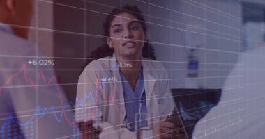 Veri tablolarını analiz ediyorum, mavi önlüklü doktor hastane odasında iş arkadaşlarıyla konuşuyor, dizüstü bilgisayarla. Tıbbi, işbirliği, sağlık, profesyonel, yenilik, teknoloji, takım çalışması