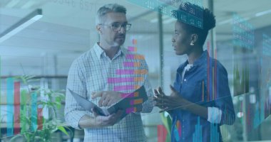 Ofis, tablet ve çizelgelerdeki cam bölümlerinin veri projeksiyonlarını inceleyen iş arkadaşları. İşbirliği, ticaret, analitik, strateji, yenilik, çağdaş, profesyonel