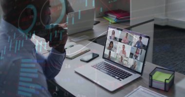 Konuşan Afro-Amerikan bir adam elinde akıllı telefonuyla dizüstü bilgisayarını kontrol ediyor. Teknoloji, profesyonellik, işbirliği, iletişim, modern, çalışma alanı, veri