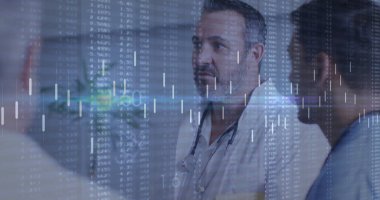 Meslektaşlarımla birlikte hastane koridorundaki mali veri grafiklerini önlükle analiz ediyoruz. Tıbbi, sağlık, analitik, teknoloji, takım çalışması, klinik, yenilik