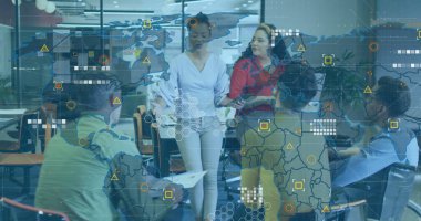 Dünya haritası ve veri örtüşen görüntülerle iş birliği yapan iş ekibi. takım çalışması, işbirliği, toplantı, analitik, yenilik, strateji