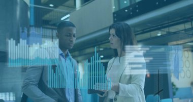 Ofis avlusundaki holografik çubuk grafiklerini tabletle inceleyen orta yaşlı meslektaşları inceliyorum. Teknoloji, yenilik, işbirliği, modernizm, veri, ticaret, üretkenlik