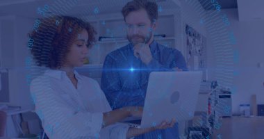 Modern ofiste dizüstü bilgisayarda veri analiz eden iki profesyonel, mavi HUD kaplamalı ve raflı. İşbirliği, yenilik, teknoloji, takım çalışması, üretkenlik, modern, dijital