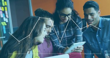 Analiz ekibi iş kıyafeti giyip ofiste tabletin etrafında yapışkan notlarla iş birliği yapıyor. İşbirliği, takım çalışması, veri, analiz, sunum, beyin fırtınası, modern