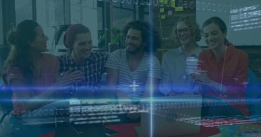 Birlikte çalışan teknik ekip laptop ve akıllı telefonu yapışkan notlarla birlikte kullanmayı tartışıyor. İşbirliği, yenilik, takım çalışması, modern, ortak çalışma, başlangıç, beyin fırtınası