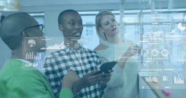 İş arkadaşlarının modern ofisteki cam üzerindeki şeffaf veri projeksiyonlarını tabletle incelemesi. İşbirliği, analitik, yenilik, teknoloji, takım çalışması, tahmin, modernite