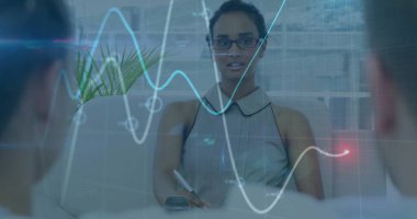 Ofis konferans masasında holografik grafik kaplamalı kalemle not alan Asyalı bir kadın. Şirket, takım çalışması, yenilik, modern, analitik, işbirliği, stratejik