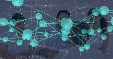 Stetoskop takan tıbbi araştırma ekibi laboratuvar odasındaki ağ verilerini dijital ekranda inceliyor. İşbirliği, yenilik, teknoloji, sağlık, analiz, bilimsel, analitik