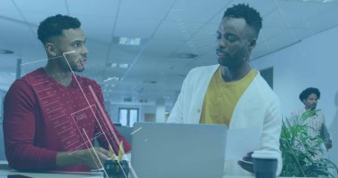 Erkek meslektaşlar açık ofiste bilgisayarlı akıllı telefon ve yapışkan notlarla belgeleri inceliyor. İşbirliği, takım çalışması, modern, profesyonel, çalışma alanı, çevre, teknoloji