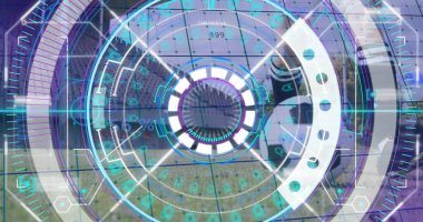 Hava manzarasını kaplayan HUD arayüzü eşmerkezli halkalar ve sayısal ölçümlerle gösteriliyor. Gelecek, teknoloji, arayüz, holografik, dijital, kentsel, izleme