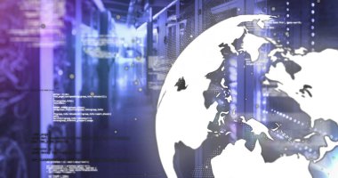 Veri merkezi koridorunda rafların üzerinde süzülen beyaz küreyi, yanıp sönen LED 'leri ve yüzen kodu yansıtıyor. Teknoloji, ağ, veri, siber alan, siber güvenlik, bilgi, altyapı