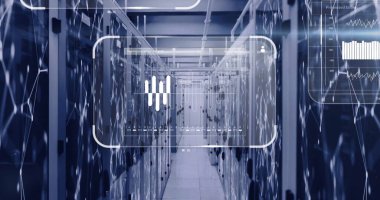 Veri merkezi boyunca uzanan sunucu koridoru, yanıp sönen LED 'ler ve ağ kablolarıyla. Teknoloji, veri depolama, dijital arayüz, ağ altyapısı, sanayi, siber güvenlik, fütüristik