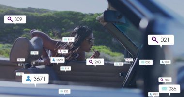 Üstü açılır pencereye ruj süren Hintli bir kadın. Moda, yaşam tarzı, seyahat, açık hava, cazibe, macera, canlı