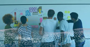 Yapışkan notlar, çizelgeler ve veriler içeren beyaz tahtayı kullanarak iş birliği yapmak. Takım çalışması, yenilik, zihin haritalama, beyin fırtınası, üretkenlik, modern, dijital