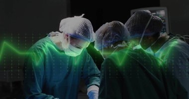 Ameliyathanede ECG dalgalanması olan üç cerrah önlük giyip hastaya yaslanıyor. Tıbbi, sağlık, profesyonellik, kesinlik, steril, klinik, takım çalışması